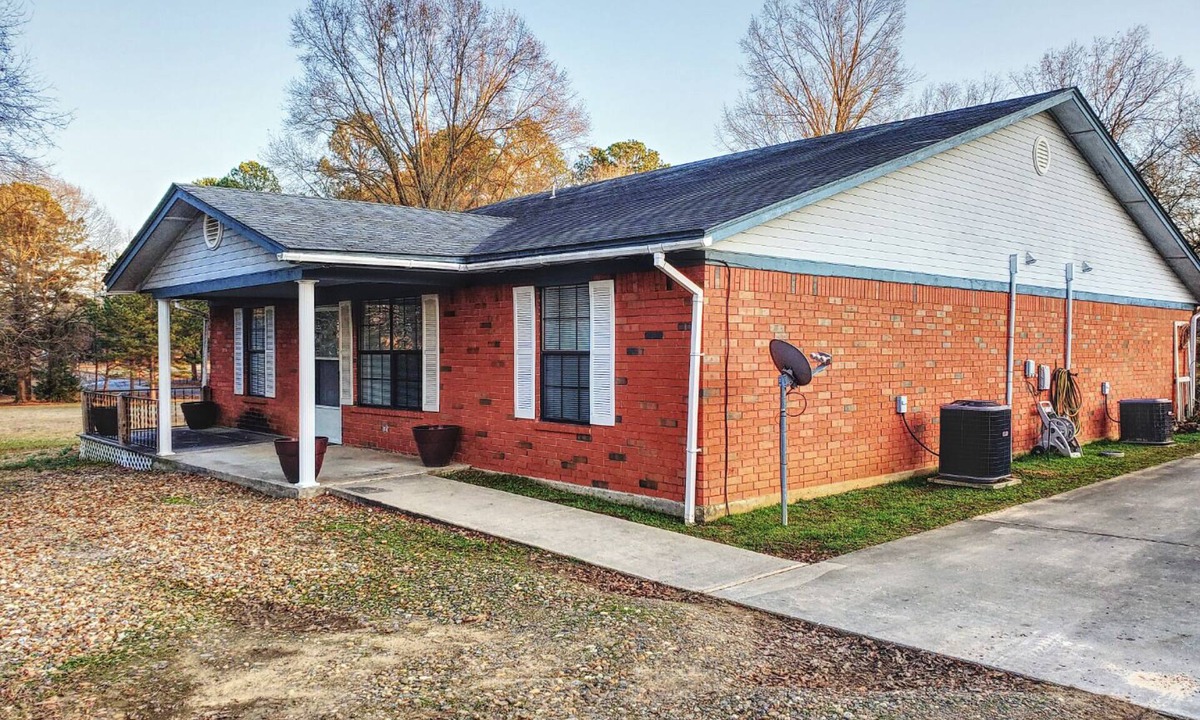 Idabel Cottage | Serene & Cozy Family-Friendly 2 Bedroom Cottage