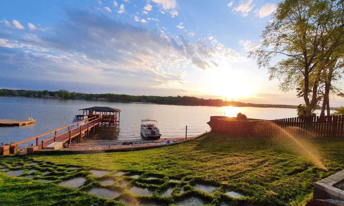 Steele Creek House | Serene Getaway with Hot Tub, Sauna, Firepit, Kayaks, Pontoon & Jet Ski Rentals!