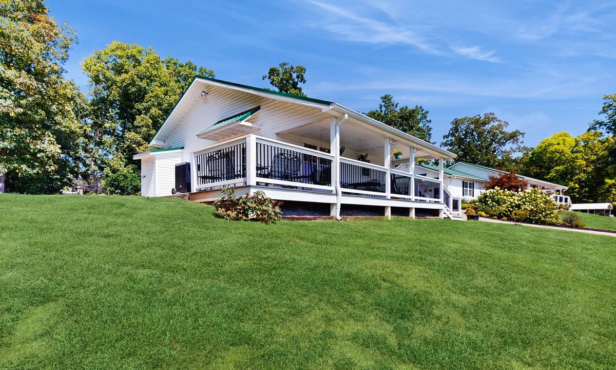 Seymour House | Serene home with amazing views, wifi, and front porch w/swing