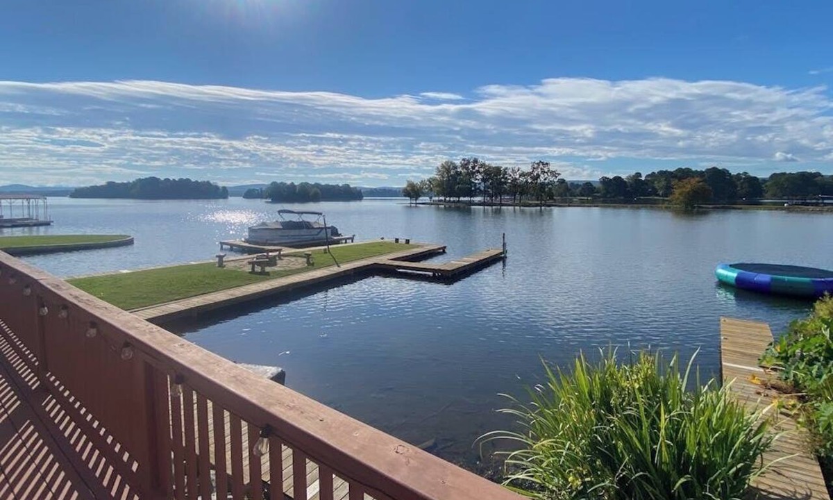 Lake Hamilton Condo | Serene lakefront condo with stunning views, private boat slip, and spacious deck