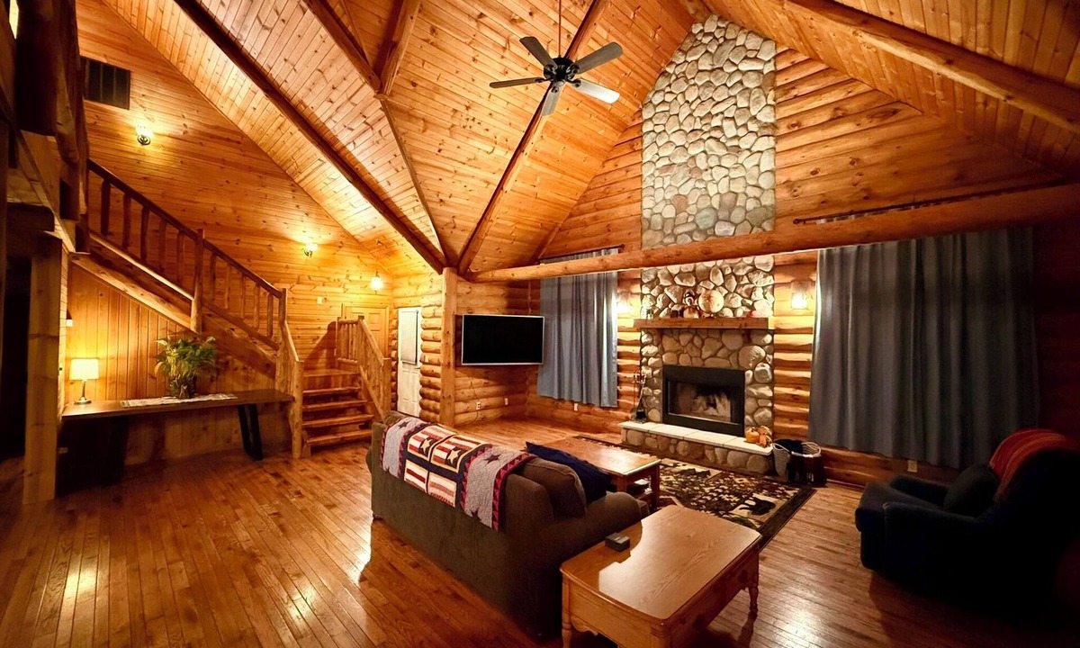La Porte Cabin | Serene Log Cabin Forest Retreat - 25 min from Indiana Dunes & Lake MI Beach!