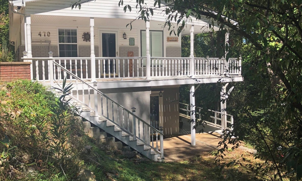 Baxter House | Serenity on Center Hill. Lakeview or Walk down to the lake .