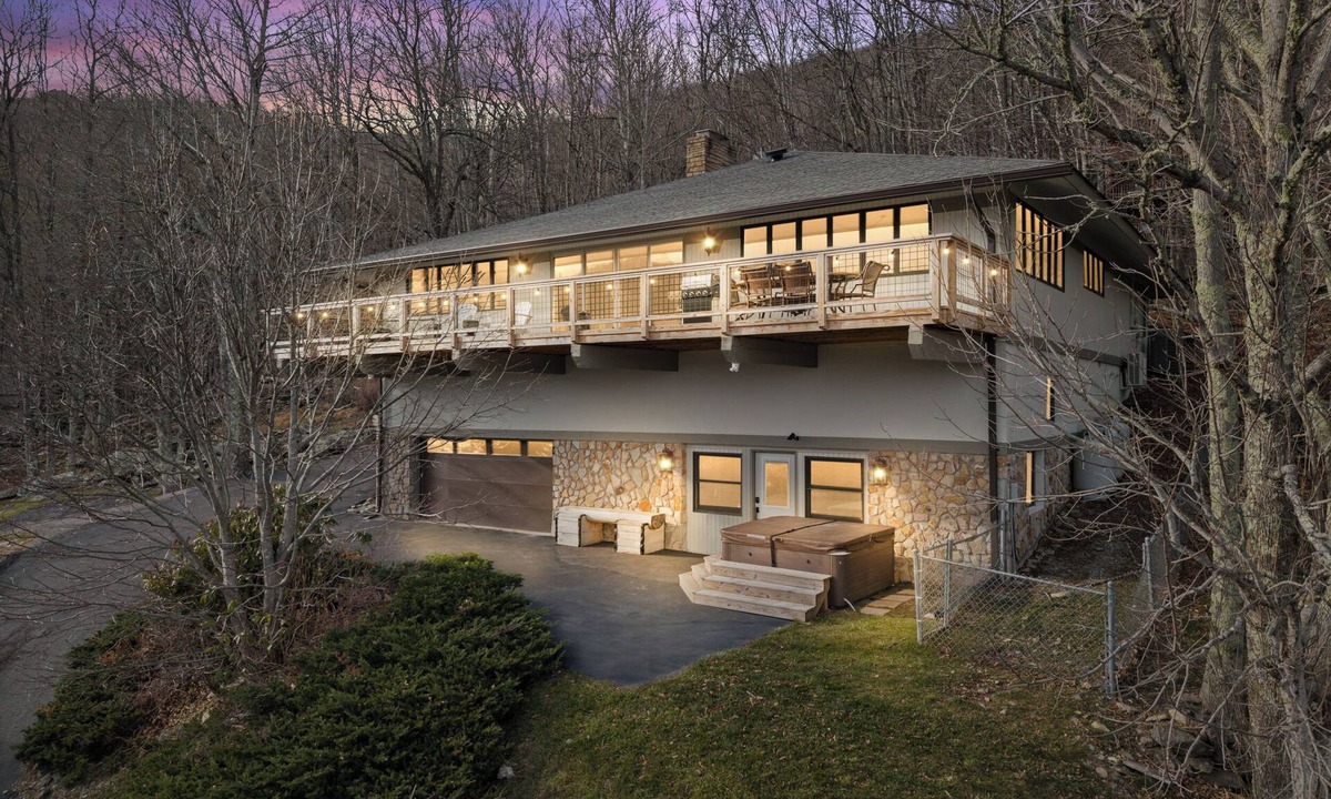 Seven Devils House | Seven Devils Sky Haven: Hot Tub, Tubing, and Mountain Views