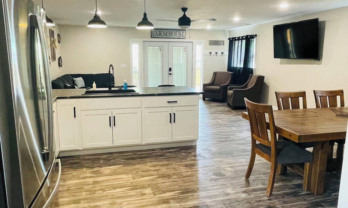 Shawano Resort | Shawano lake front resort ! remodeled large open concept central air/heat