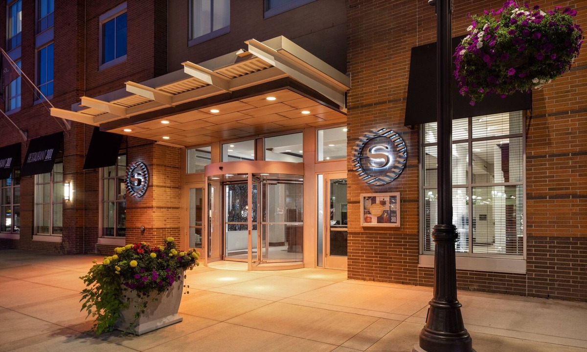 Downtown - Waterfront Hotel | Sheraton Duluth Hotel