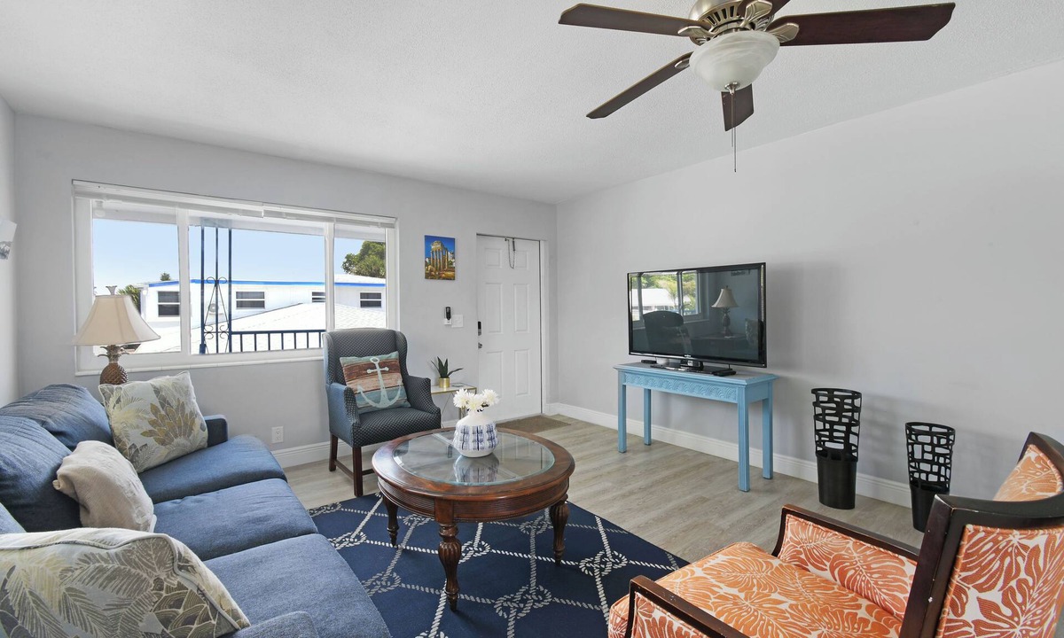 Singer Island Condo | Short Walk to Dining - Close to Beach - Snorkeling - Surfing - Wi-Fi