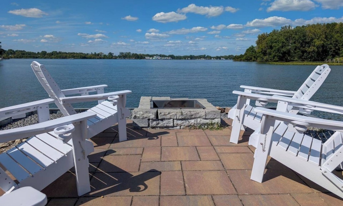 Summit Station House | Simple & Spacious | Sleeps 18 | King | EV | Lake