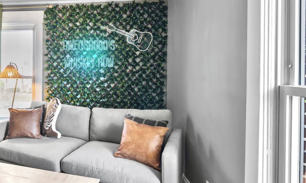 Owensboro House | Sip & Stay on Owensboro’s Whiskey Row Stylish 2BR Retreat