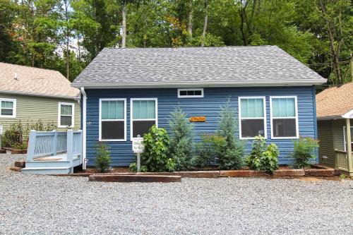 Bryson City Villa | Sitting on the Rock Modern Creekside Cottage in Bryson City