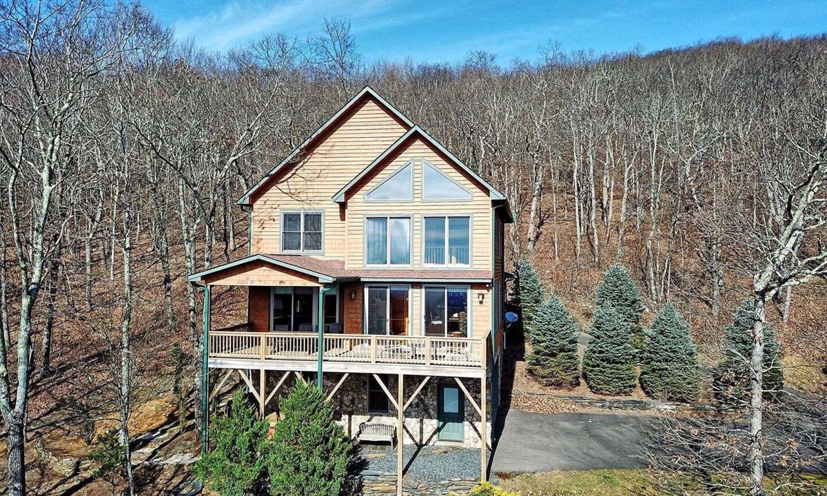 West Jefferson Cabin | Sky High in West Jefferson, NC: Spacious 4BR cabin for 10 with stunning mountain views.