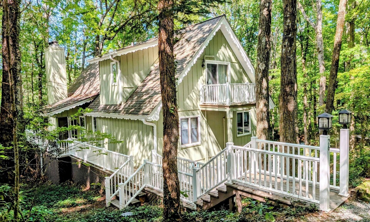 Sky Valley Cottage | Sky Valley's Secluded 3/3 Cottage Dog Friendly!