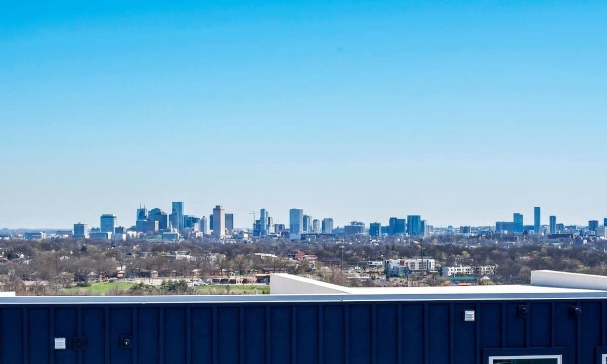 Nashville House | Skyline Hot Tub Retreat Walk to Honky Tonks