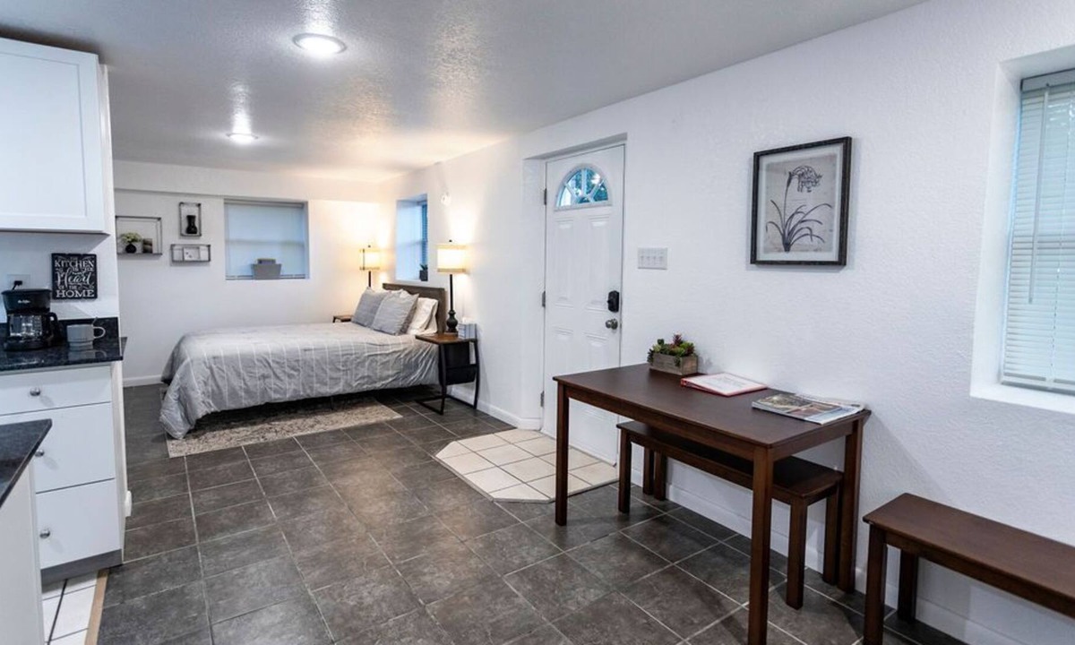 Mid America Apartment | Sleek Studio – Near the Lake and Sam’s Pizza
