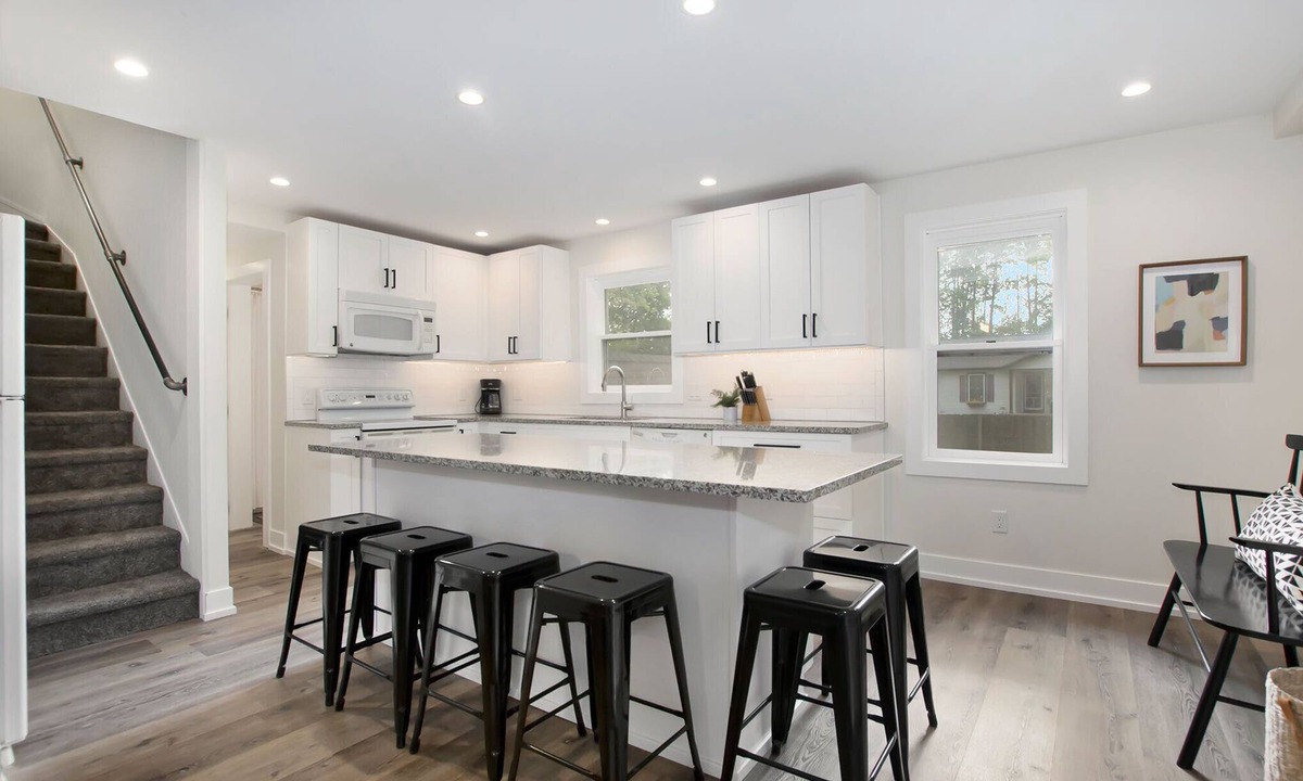 Saugatuck House | Sleeps 10-Hot Tub-Close to Downtown-Resort Pool