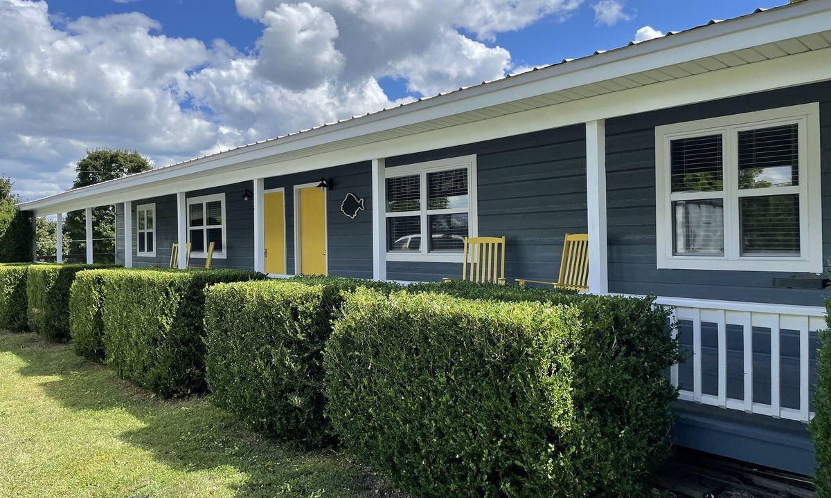 Cassville Condo | Sleeps 10(two 5 person units), Pool, Big M Marina, 15 min to Roaring River
