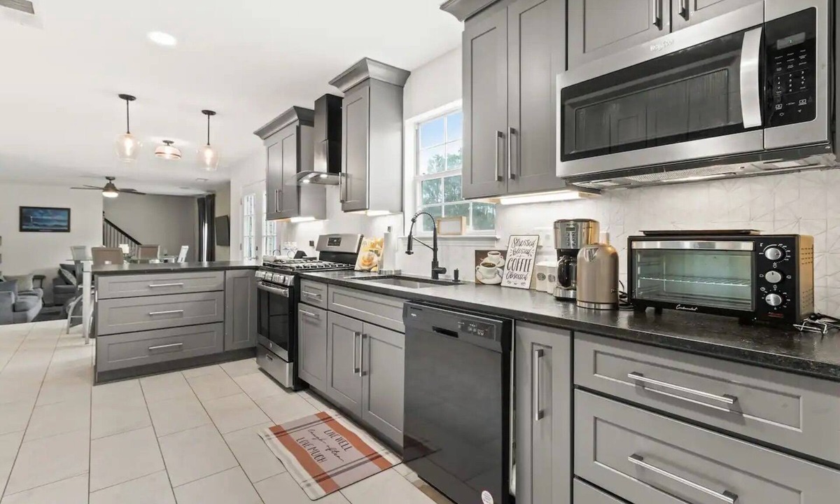 Lithonia House | Sleeps 16: 8 Beds, 2 Living Rooms, Quiet Street, Private Deck