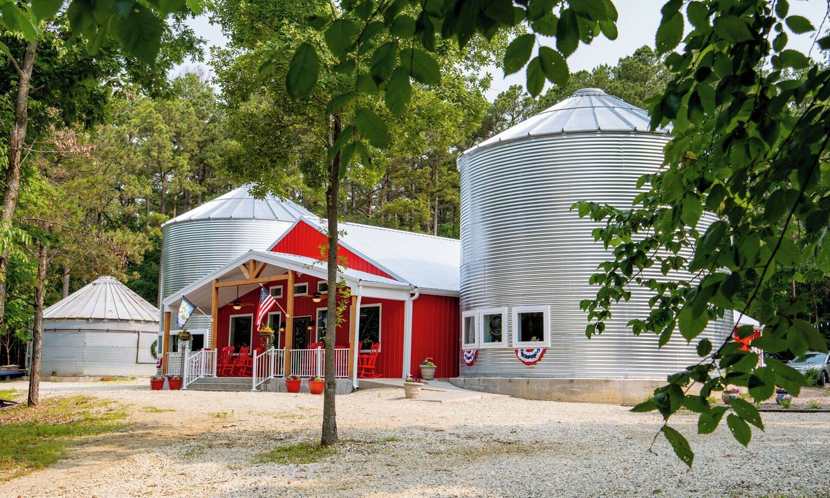 Mount Sterling Bed & Breakfast | Sleeps 6 in a 2-story grain bins 2 queen beds 1 queen bunk & 2 full bathrooms.
