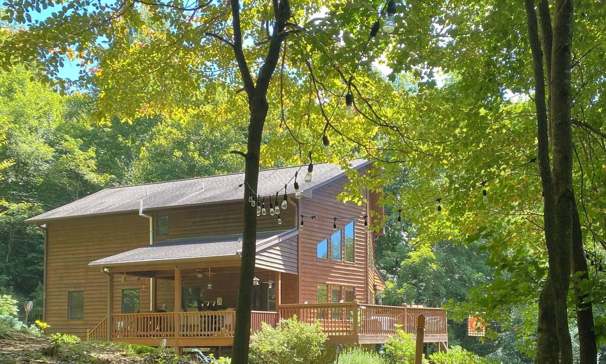 Topton Cabin | Sleepy Bear Lodge. Fire Pit + Starter Wood + Fast Starlink Wi-Fi + Full Kitchen.