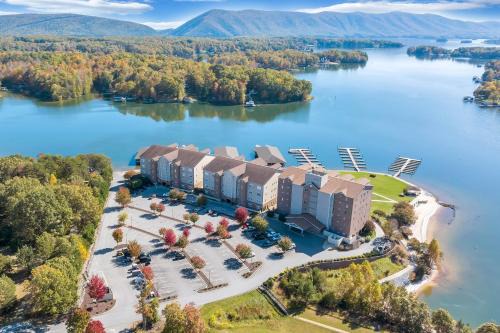 Huddleston House | Smith Mountain Lake Retreat w/Resort Amenities!