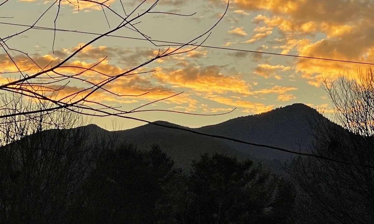 Waynesville House | Smoky Mountain Home ,pet friendly, walk to Main St, mtn view