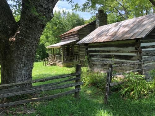 Sevierville House | Smoky Mountain Romantic Handcrafted Cabins