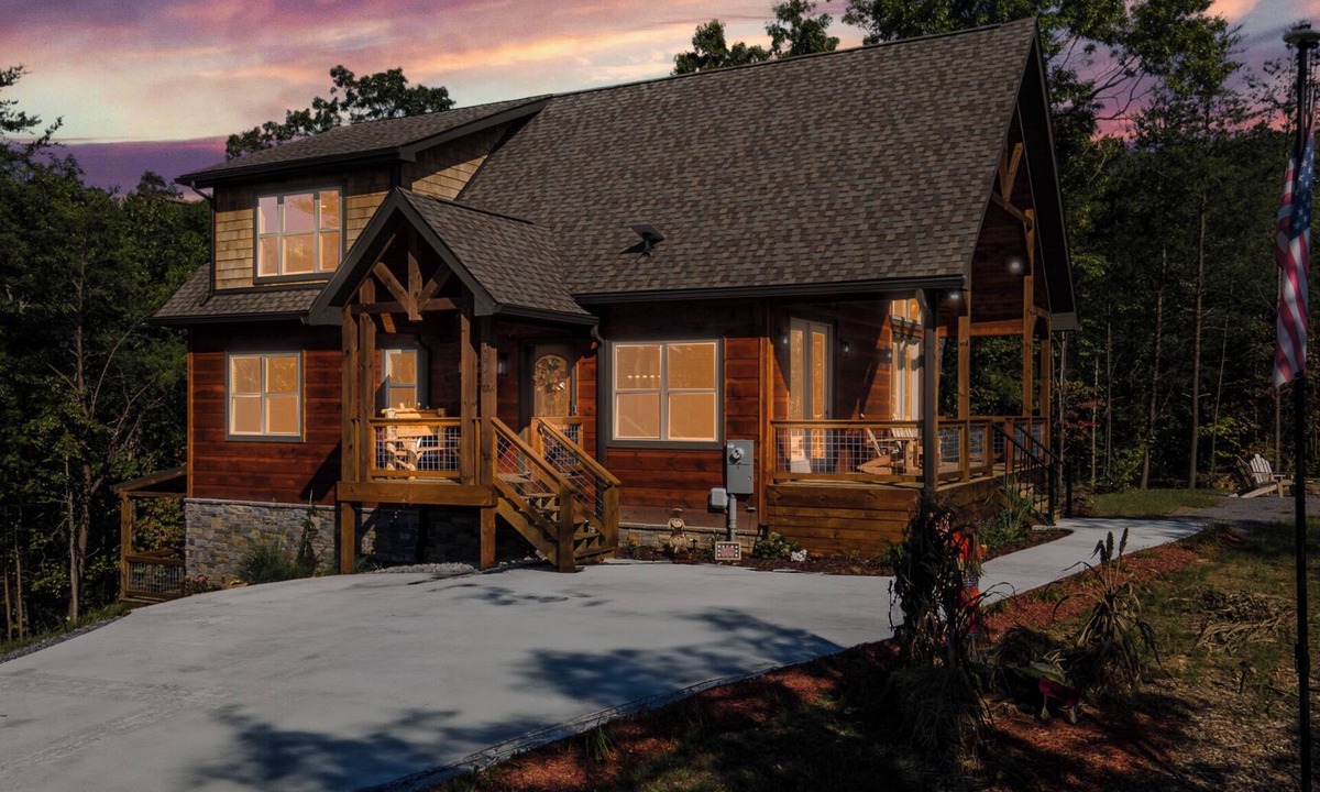 Sevierville Cabin | Smoky Mtn Cabin: Hot Tub, Game Room, Sleeps 8