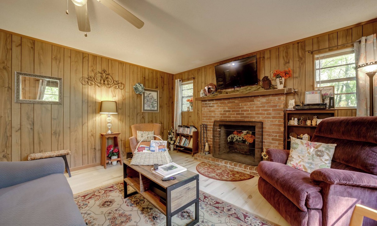 Otto Cabin | Smoky Mtn Hideaway: Screened Porch & Fire Pit