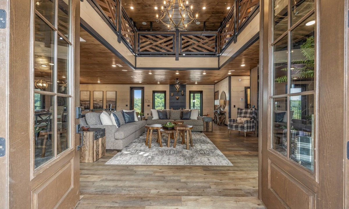 Sevierville Cabin | Smoky Mtn Ultra Luxury Cabin, 8Bsleeps26, Waterpark, IndoorPool, PS5, Pool Table