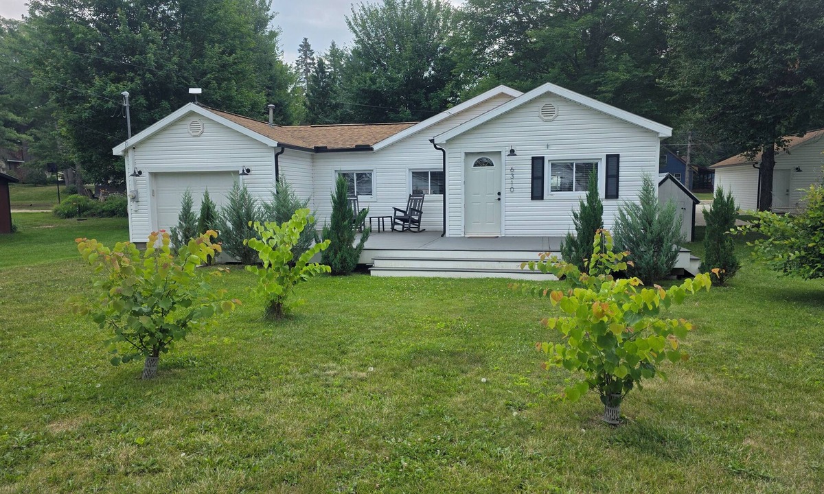 St. Helen House | Snowmobile. Ice Fish. Cross Country Ski, Pet Friendly! Bon Fire Pit.