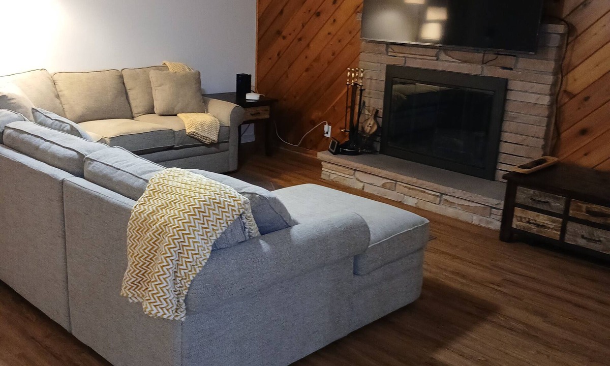 Reynolds Corners House | Solar-powered home sleeps 11 near golf courses, hockey & baseball.