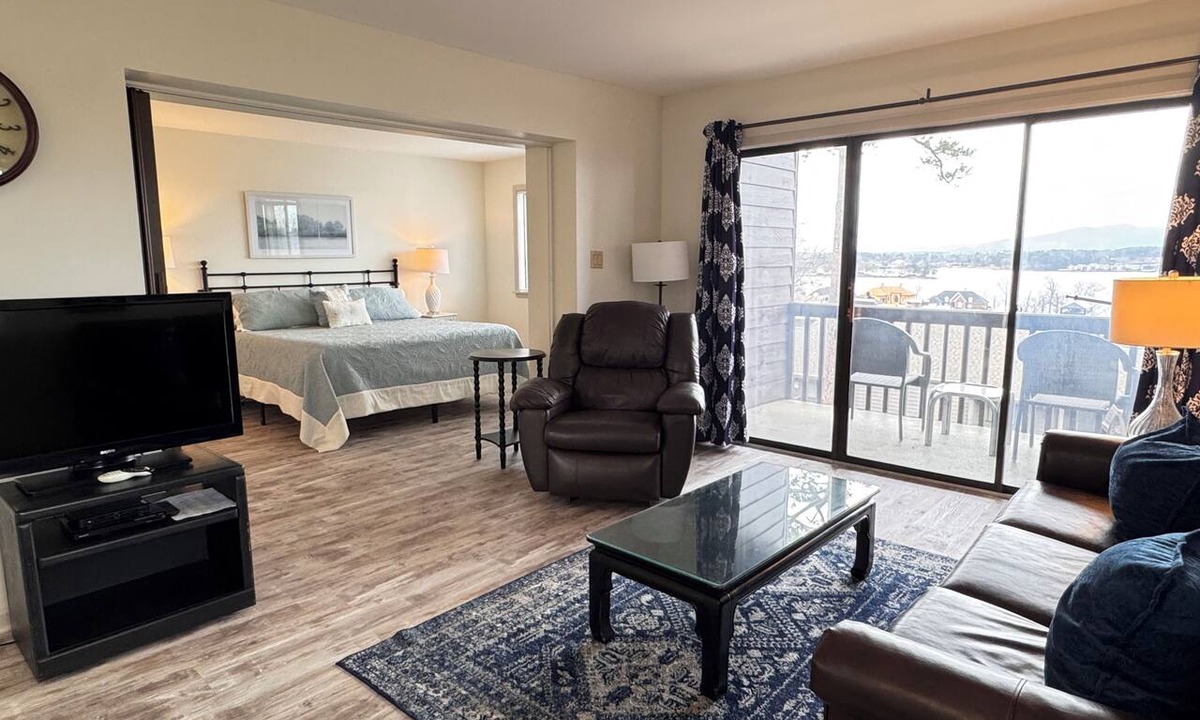 Lake Hamilton Condo | South Shore 1 Bdrm/Amazing Amenities! MiniGolf, Hot Tub, Sauna & More!