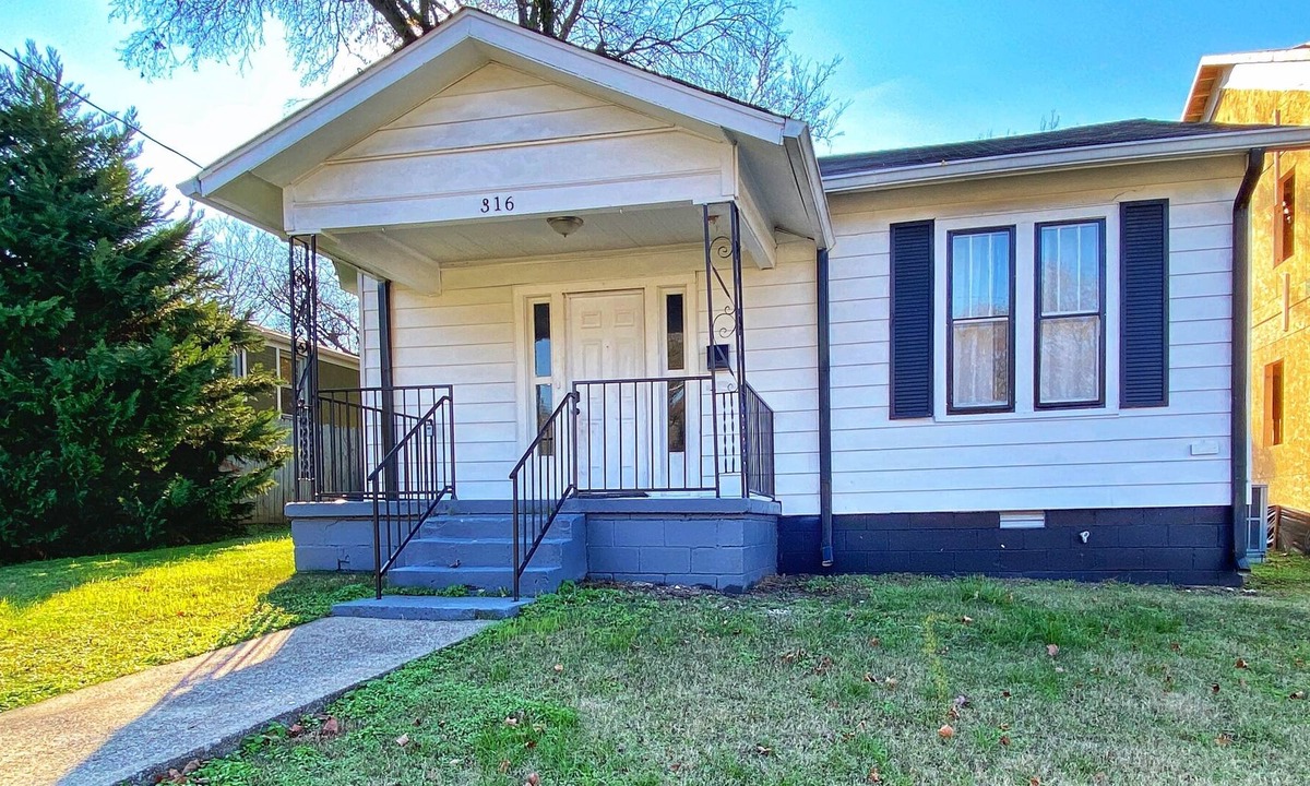 East Nashville House | Southern Farmhouse Feel! 30+ day stays! Stay at home with us!