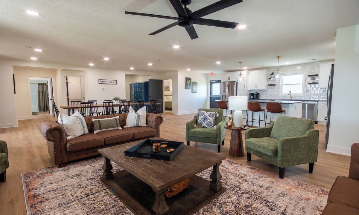 Elizabethtown House | Spacious 11-bedroom home sleeps 22 in Elizabethtown