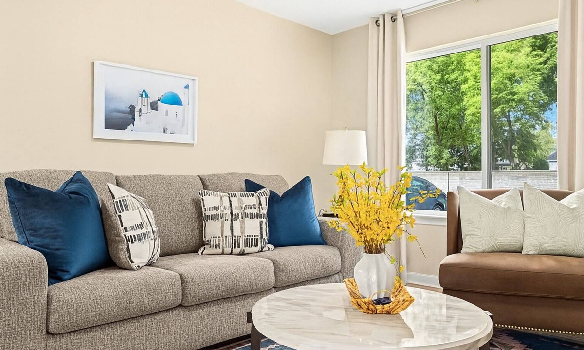 Roseville Apartment | Spacious 1BR End Unit, Heart of Roseville