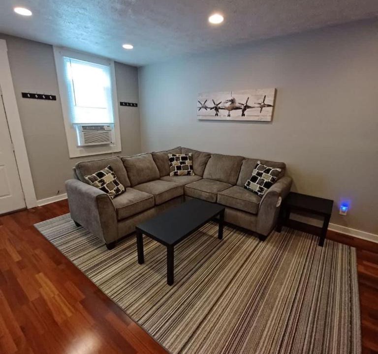 South Side Slopes House | Spacious 2BR South Side Retreat - Free Parking - Fast WiFi