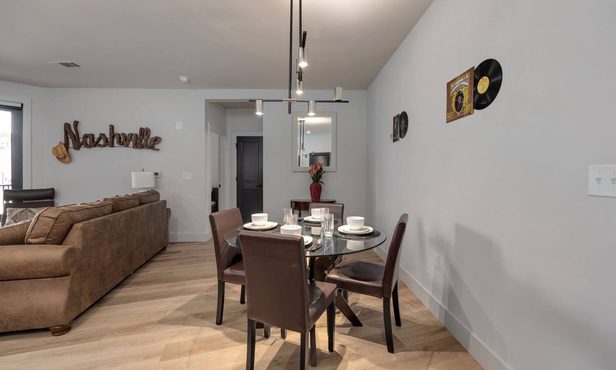West End Condo | Spacious 3BR/3BA w Pool/Gym near Vandy/Belmont - minutes to Downtown
