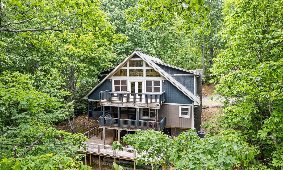 Waynesville Cabin | Spacious 4 BD 4 BA Cabin w/2 Bonus Areas 2 Kitchens Game Room, Hot Tub