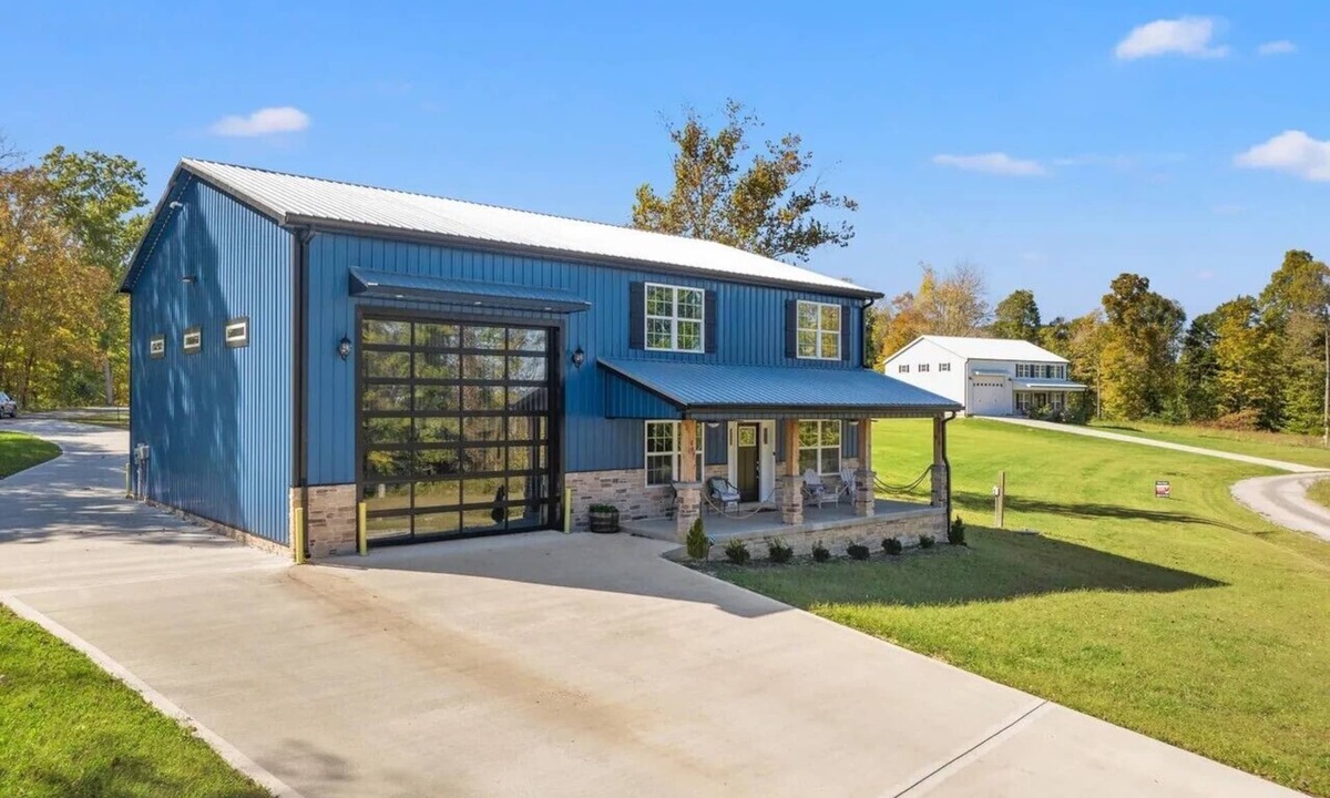 Russell Springs House | Spacious 4-bedroom 3 full bath Barn style house overlooking Lake Cumberland.