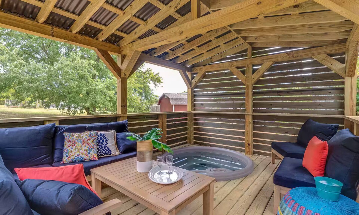 Hendersonville House | Spacious 4-bedroom house in adorable Hendersonville with AC