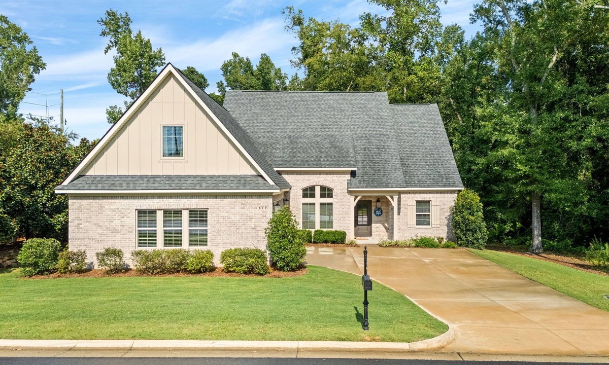 Auburn House | Spacious 4-bedroom house in beautiful Auburn - Sleeps 12+