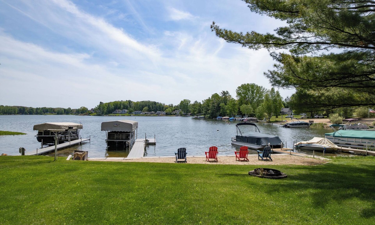 Canadian Lakes House | Spacious 5-bedroom lake house with private beach and lots of amenities.