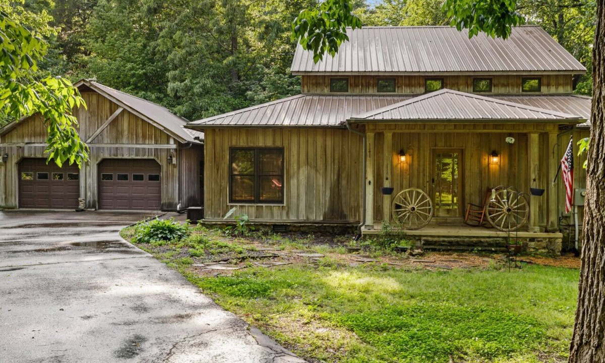 Florence House | Spacious Cabin Retreat, Private Hot Tub, Sleeps 10
