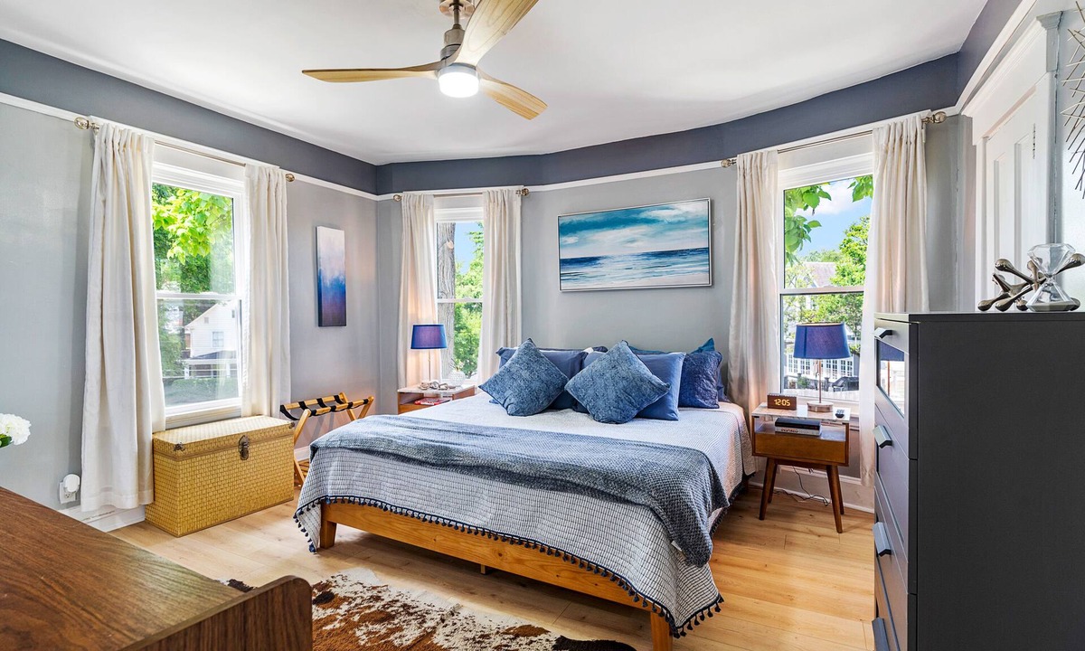 Oakley House | Spacious Family Friendly Gem ~ King Bed ~ Parking ~ Tons of Amenities!