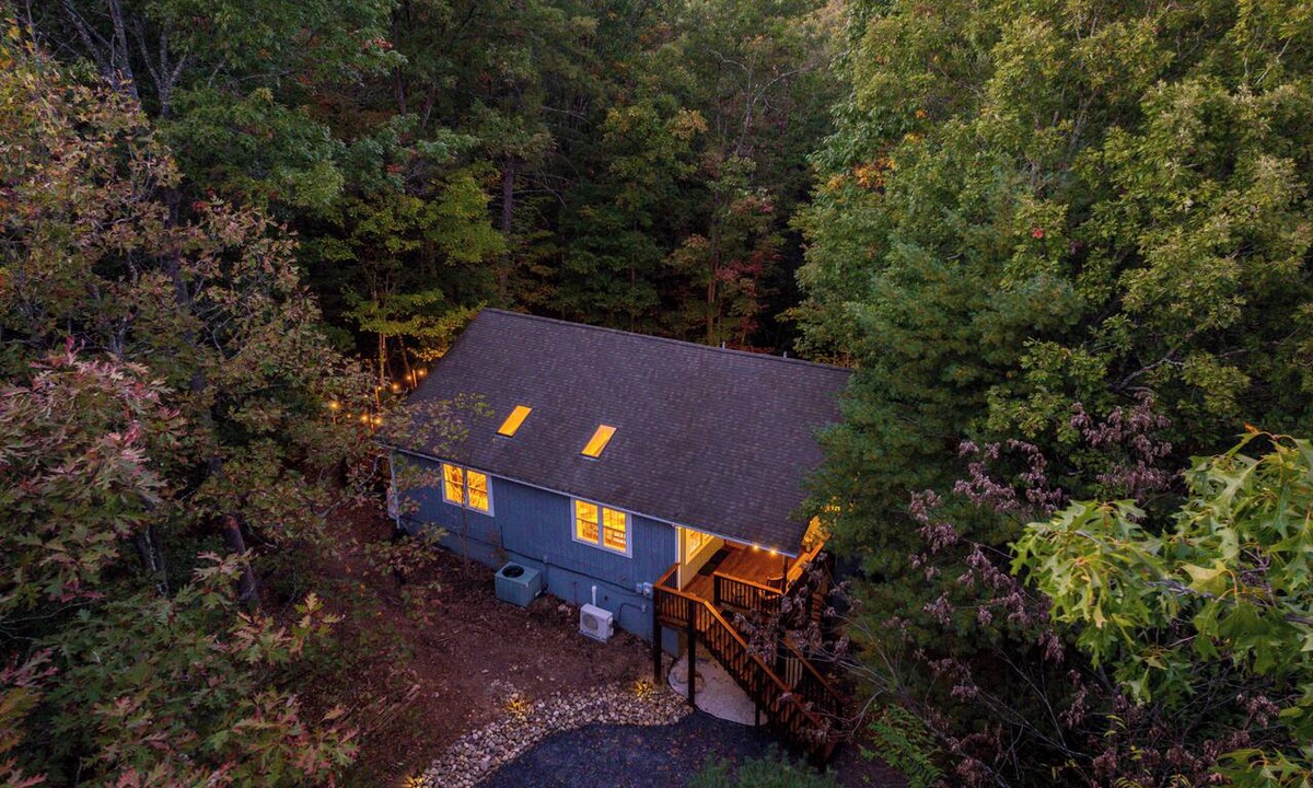Mount Jackson Ski Chalet | Spacious Getaway: Nature, HotTub, GameRoom & Dogs