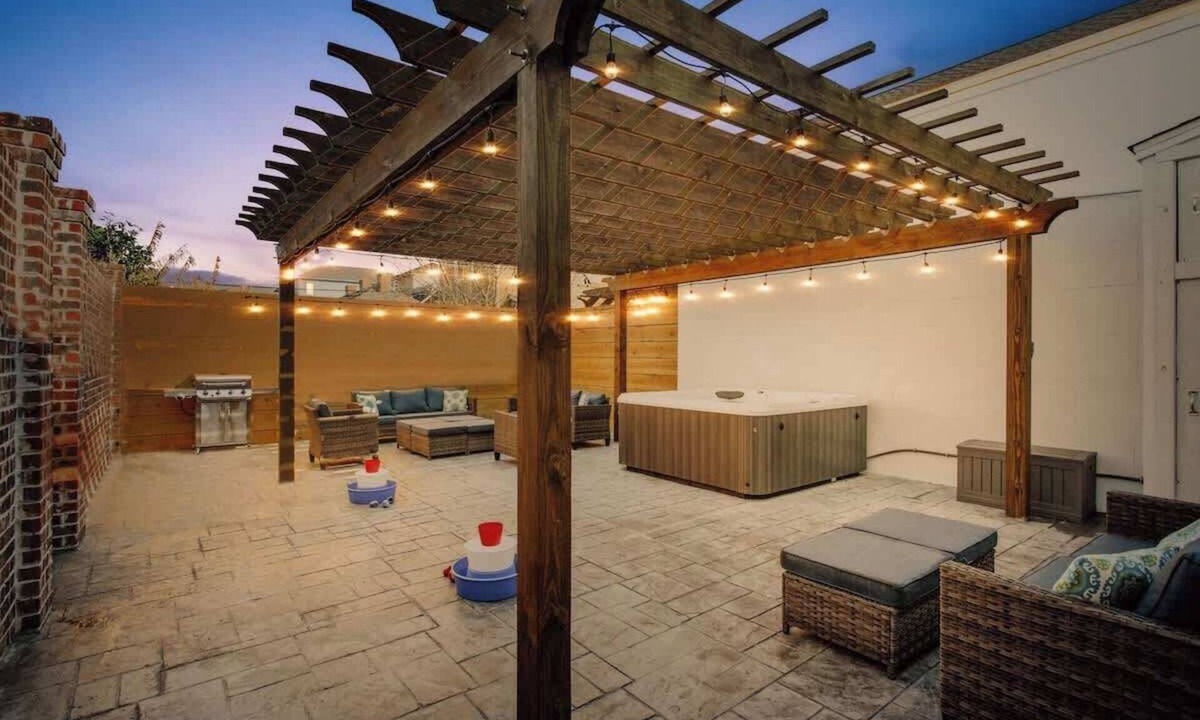 South 7th Ward House | Spacious Group Loft with Hot Tub by French Quarter