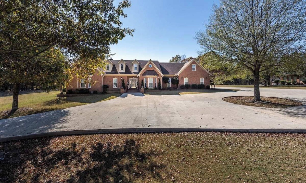 Southaven House | Spacious Home for Large Families & Special Groups. Lots of Parking & Activities.