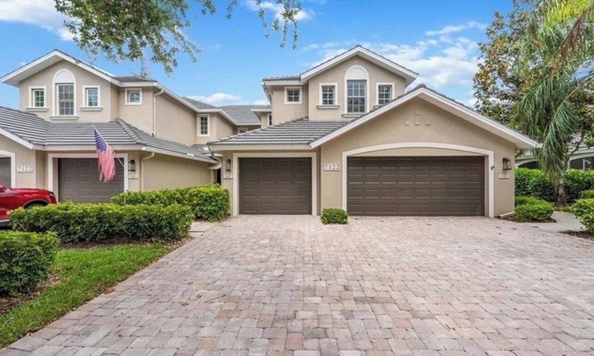 North Naples Condo | Spacious Lakefront Condo in Gated North Naples.Near Beach & Mercato