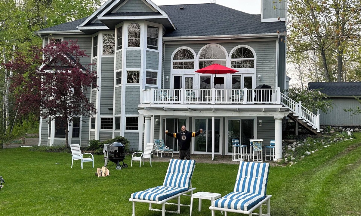 Michaywe House | Spacious Lakefront family friendly 6 bedroom home in Gaylord the Golf Mecca
