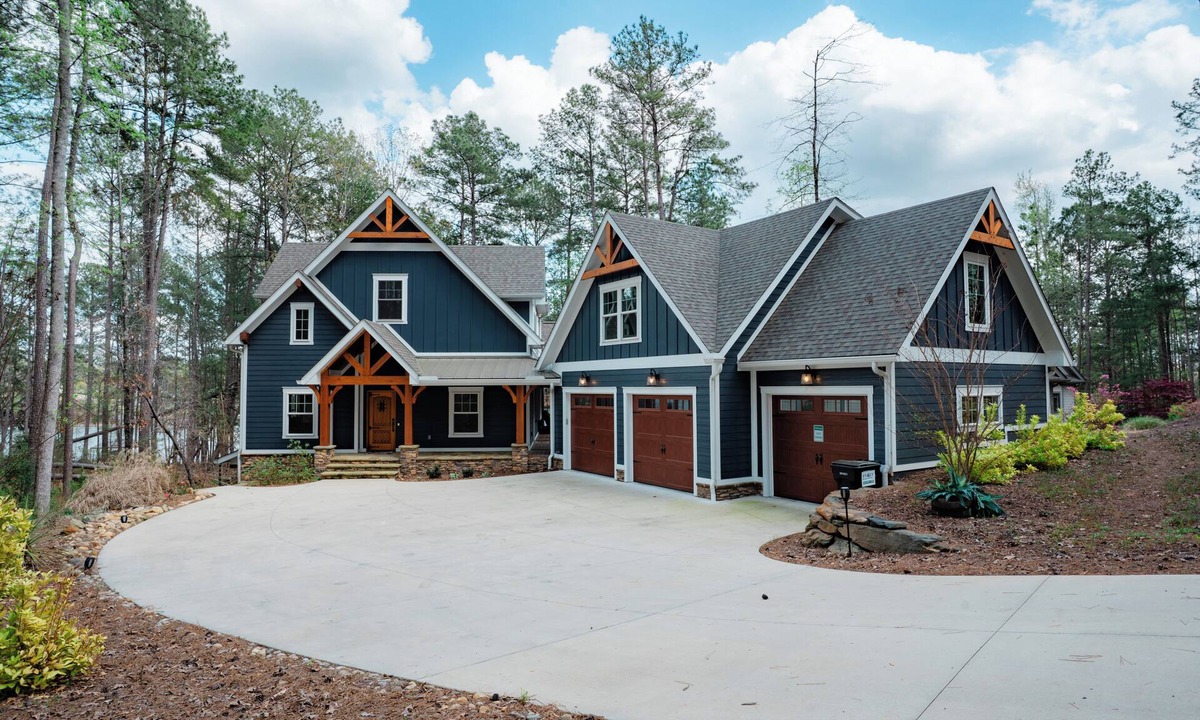 West Union House | Spacious Luxury Lakefront Home w/Hottub, & Gym Near Clemson