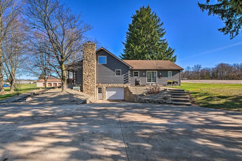 Massillon House | Spacious Massillon Log Cabin w/Fire Pit!